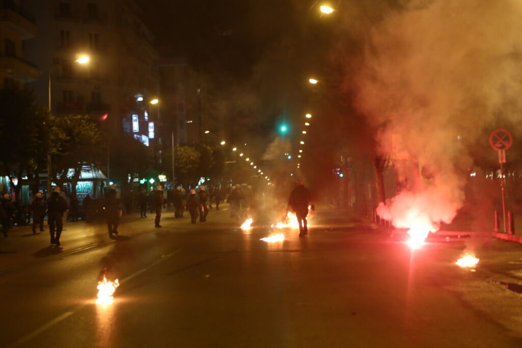 Θεσσαλονίκη: Επεισόδια μετά το τέλος της πορείας για το Πολυτεχνείο (εικόνες&video)