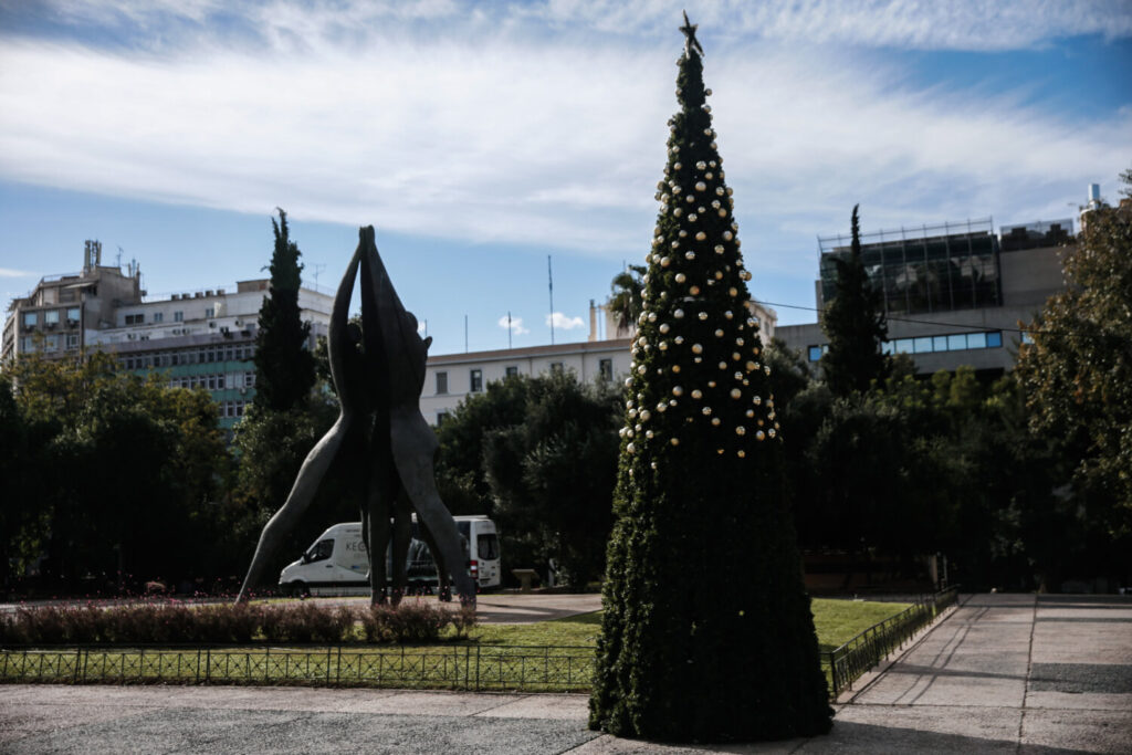 Κλέβουν μπάλες από τα Χριστουγεννιάτικα δέντρα της Αθήνας – Βίντεο