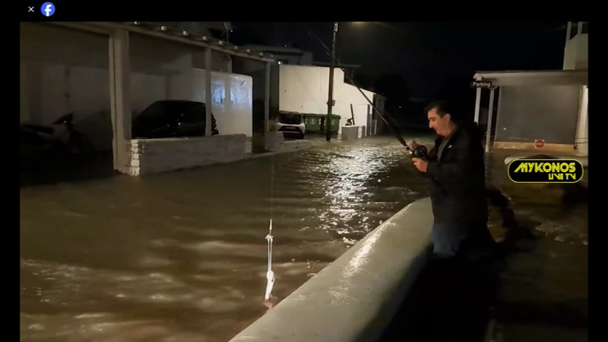 Κακοκαιρία: Viral το βίντεο με Μυκονιάτη που …ψάρεψε  καλαμάρι από πλημμυρισμένο δρόμο