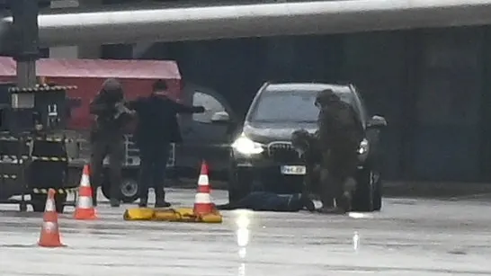 Αμβούργο: Τέλος στο θρίλερ με τον Τούρκο που απήγαγε την κόρη του και εισέβαλε στο αεροδρόμιο – Παραδόθηκε – Ασφαλής η 4χρονη
