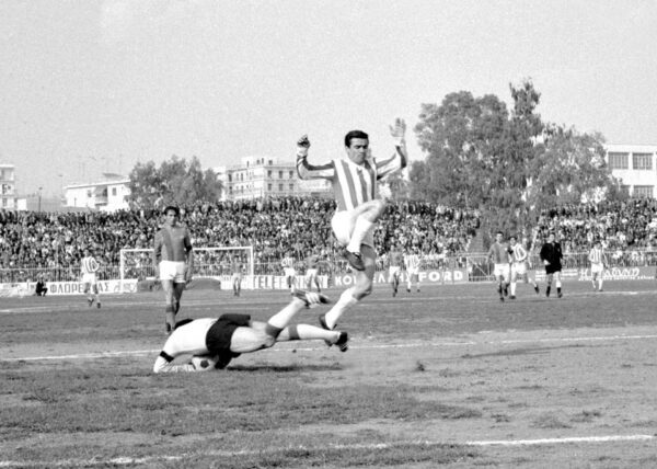 Πέθανε ο θρύλος  του Ολυμπιακού Νίκος Γιούτσος – Από την Ουγγαρία στον Πειραιά και στους «ερυθρόλευκους»