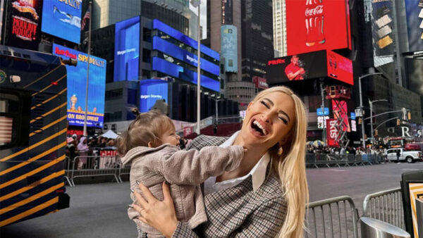 Ιωάννα Τούνη: Έξαλλη με συνεπιβάτη στο αεροδρόμιο που ενοχλήθηκε από το γιό της – Ρε πάτε καθόλου καλά; – Βίντεο