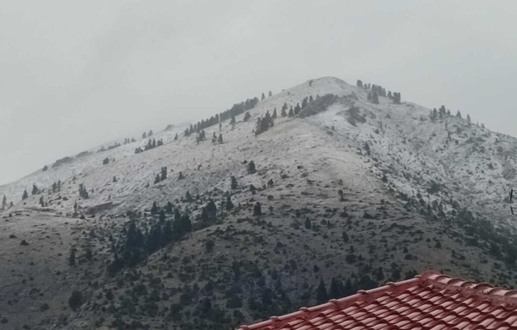 Λάρισα: Έπεσαν τα πρώτα χιόνια  στις κορυφές στον Κίσσαβο