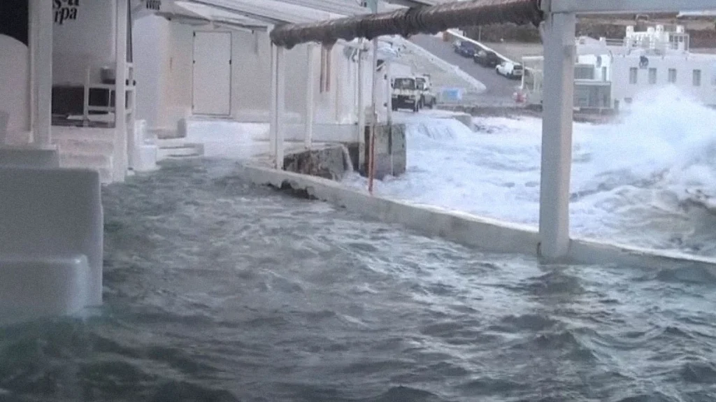 Kακοκαιρία Bettina –Μύκονος: Πλημμύρισε η μικρή Βενετία – Η θάλασσα βγήκε στη στεριά, παρασύρθηκαν αυτοκίνητα (video)