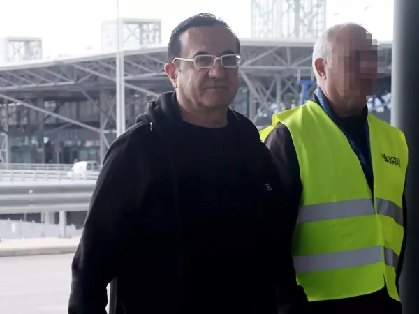 Θύμα κλοπής ο Λευτέρης Πανταζής στο αεροδρόμιο – Τι του πήραν μέσα από τις αποσκευές (video)