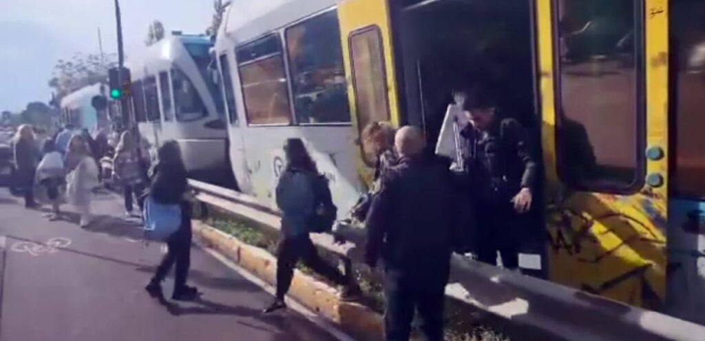 Πάτρα: Εκτροχιάστηκε συρμός με 72 επιβάτες στο κέντρο της παραλίας – Δείτε βίντεο