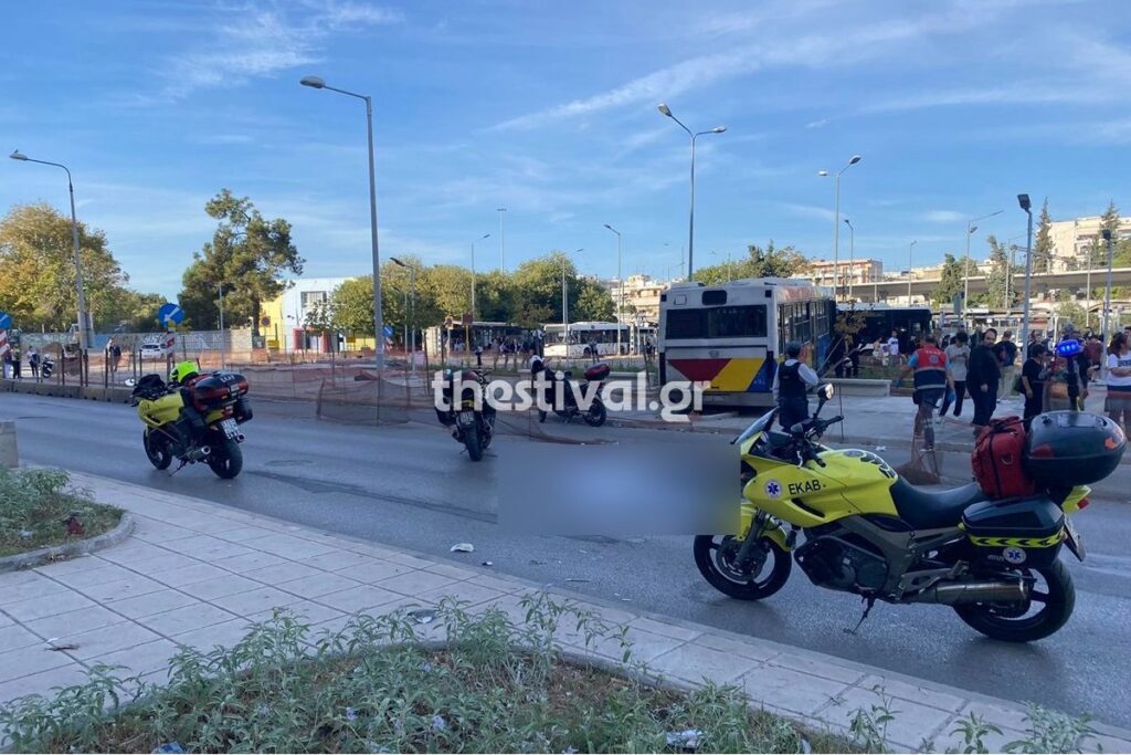 Φοβερό τροχαίο – Θεσσαλονίκη: Λεωφορείο παρέσυρε και σκότωσε γυναίκα με μηχανάκι στη Μοναστηρίου (εικόνες&video)