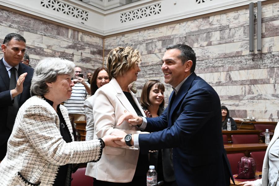Αλέξης Τσίπρας: Τον υποδέχτηκαν με αγκαλιές και χειροκροτήματα στη συνεδρίαση της ΚΟ του ΣΥΡΙΖΑ