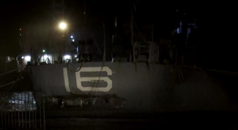 Θεσσαλονίκη – Κακοκαιρία: Ρήγμα στο ιστορικό αντιτορπιλικό «Βέλος» από τους θυελλώδεις ανέμους και τα κύματα (εικόνες&videο)
