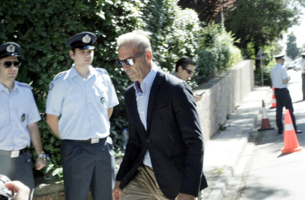 Πέτρος Κωστόπουλος: Σε Χριστουγεννιάτικη διάθεση στόλισε το δένδρο με το γιό του