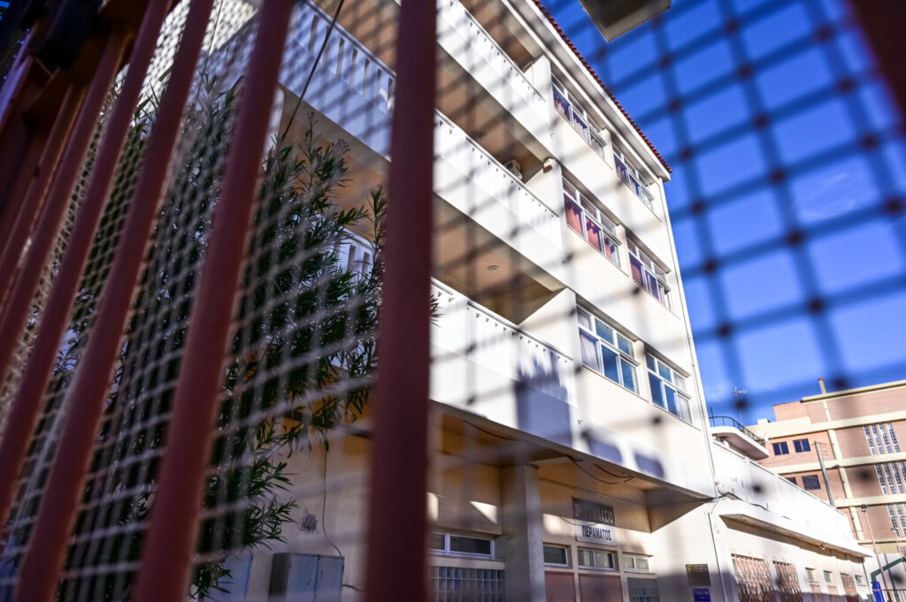 Πέραμα: Μαθήτρια έπεσε από το μπαλκόνι του 3ου ορόφου σε Γυμνάσιο – Νοσηλεύεται στο Νοσοκομείο Παίδων