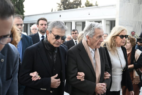 Βασίλης Βασιλικός: Σε κλίμα συγκίνησης το τελευταίο αντίο στον σπουδαίο συγγραφέα – Φωτογραφίες