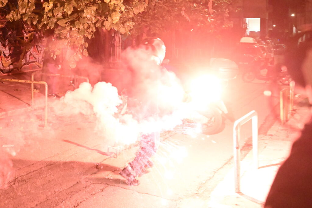 Επεισόδια σε Αθήνα και Θεσσαλονίκη με φωτιές και μολότοφ μετά την πορεία για τον Γρηγοπόπουλο – Έγιναν προσαγωγές (εικόνες&βίντεο)