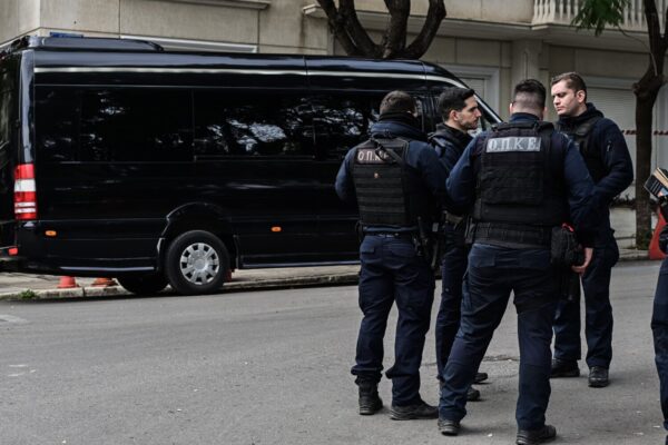 Αιτωλοακαρνανία: «Αφήστε τα κινητά,  όλοι στο υπόγειο», φώναζαν οι ληστές της τράπεζας – Με φορτηγό μετέφεραν τι κλεμμένες μοτοσικλέτες