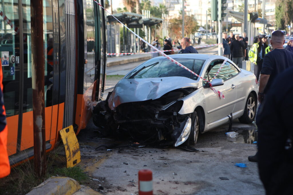 Παλαιό Φάληρο: Βίντεο ντοκουμέντο από τη σύγκρουση ΙΧ με τραμ – Νεκρή μια γυναίκα και βαριά τραυματισμένος 60χρονος