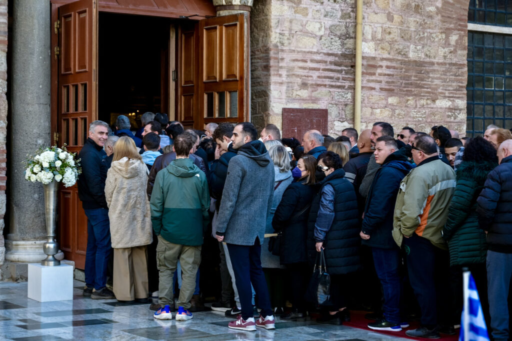 Βασίλης Καρράς: Σε κλίμα βαθιάς συγκίνησης η εξόδιος ακολουθία – Χιλιάδες κόσμου στο λαϊκό προσκύνημα (εικόνες&βίντεο)