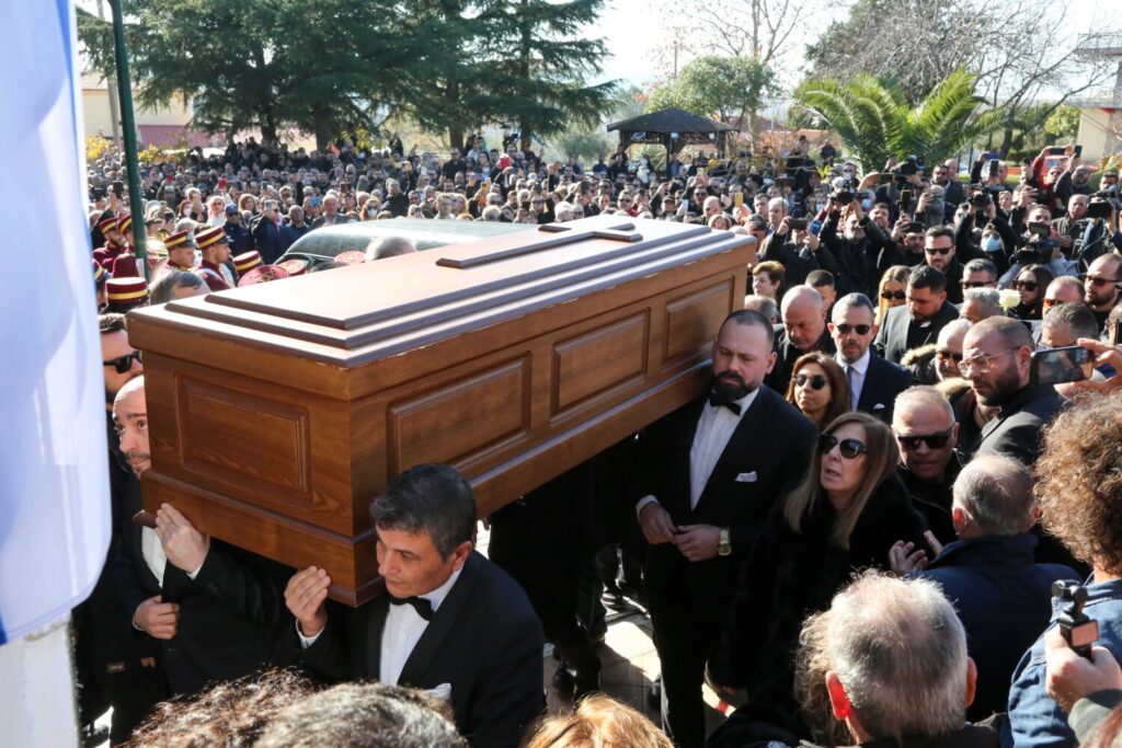 Βασίλης Καρράς: Βαθιά συγκίνηση στο τελευταίο αντίο – Με τον Εθνικό Ύμνο και το «Νύχτα Ξελογιάστρα» η ταφή του