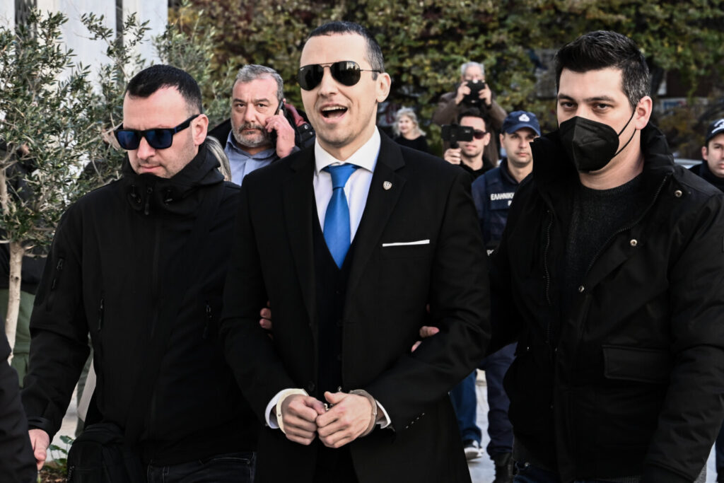 Ηλίας Κασιδιάρης: Ορκίστηκε δημοτικός σύμβουλος  με χειροπέδες στο Δημαρχείο της Αθήνας