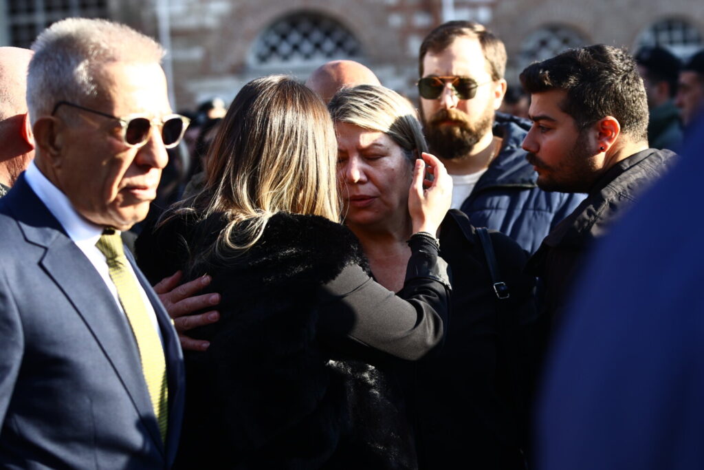 Συγκλονίζει η μητέρα του αστυνομικού: «Βαστάω εγώ, είμαι η μάνα του “Λύγγε”»  (video)