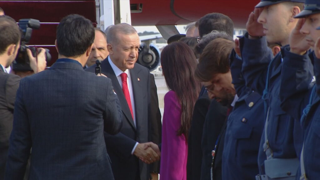 Στην Αθήνα ο Τούρκος πρόεδρος – Live η επίσκεψή του (βίντεο)
