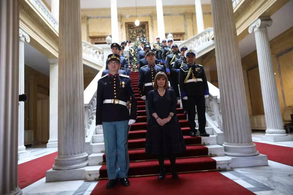 Κατερίνα Σακελλαροπούλου: Έψαλλαν τα κάλαντα της Πρωτοχεονιάς στο Προεδρικό Μέγαρο