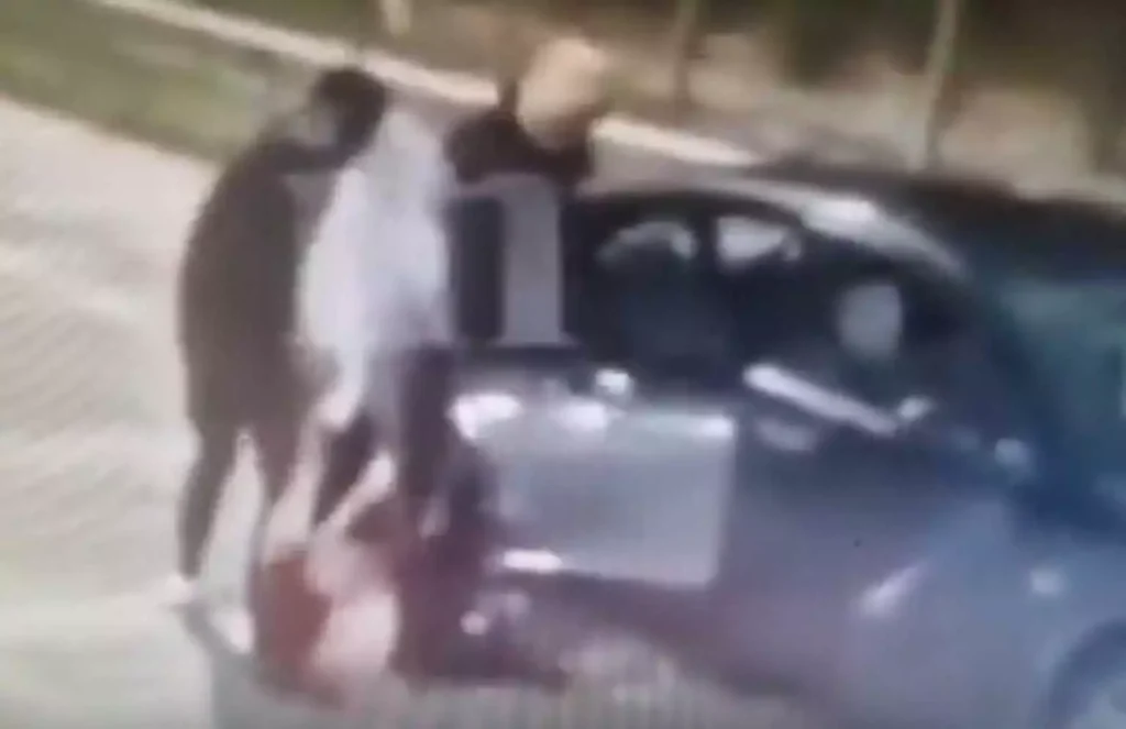 Αίγιο: Απίστευτο βίντεο με τρείς άνδρες που προσπαθούν να αρπάξουν γυναίκα από το δρόμο!