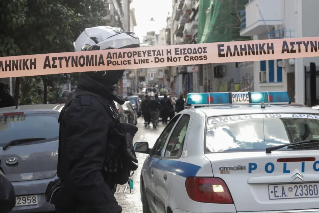 Έγκλημα στα Καλύβια: «Όλα έγιναν εν βρασμώ ψυχής – Μας κακοποιούσε χρόνια», είπε ο 16χρονος που μαχαίρωσε μέχρι θανάτου τον πατέρα του