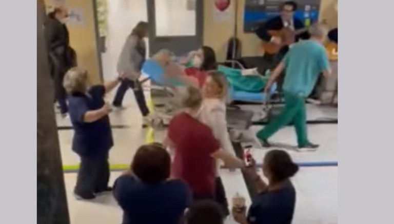 Χρυσοχοίδης:  Διέταξε  ΕΔΕ για τη γιορτή στον «Ερυθρό Σταυρό» με όργανα και χορούς ενώ  περνούν φορεία με ασθενείς – Βίντεο
