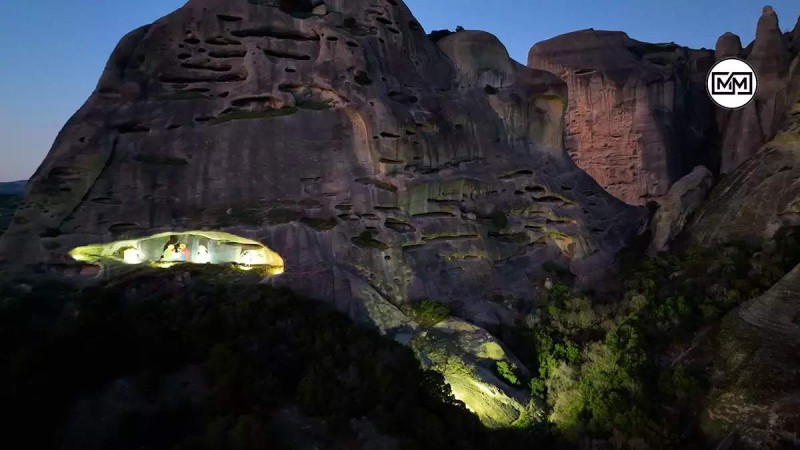 «Το μάτι του Θεού»: Η εντυπωσιακή φάτνη μέσα σε σπηλιά στα Μετέωρα (video)