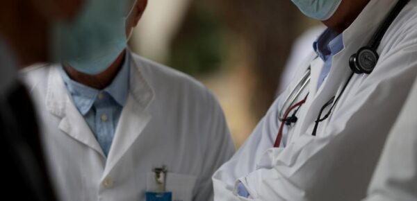 Δίωξη για δωροληψία στον διευθυντή της καρδιολογικής του ”Ιπποκράτειου” για ”φακελάκι” –  Πως στήθηκε η επιχείρηση για τη σύλληψη του