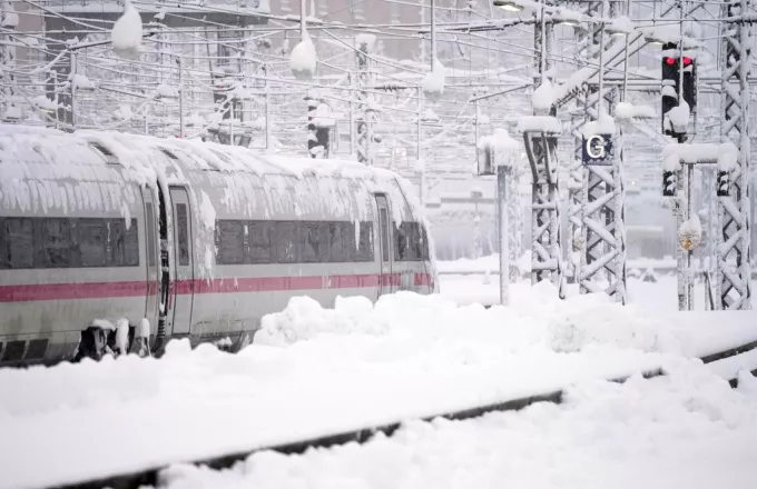 Γερμανία: Σφοδρή κακοκαιρία με χιόνια – Ακυρώθηκαν πτήσεις – Χιλιάδες εγκλωβισμένοι επιβάτες και σε σταθμούς τρένων (video)