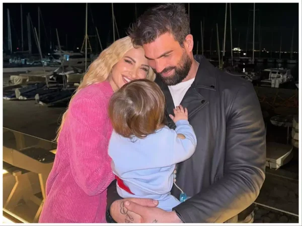 Ιωάννα Τούνη – Δημήτρης Αλεξάνδρου: Η έκπληξη που έκαναν στον γιό τους  για τα Χριστούγεννα – Βίντεο