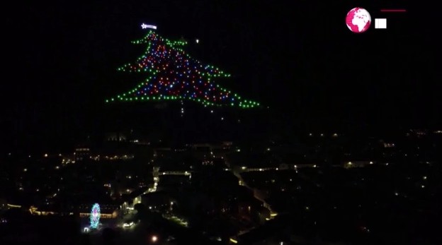 Φωτίστηκε και φέτος το μεγαλύτερο χριστουγεννιάτικο δέντρο στον κόσμο