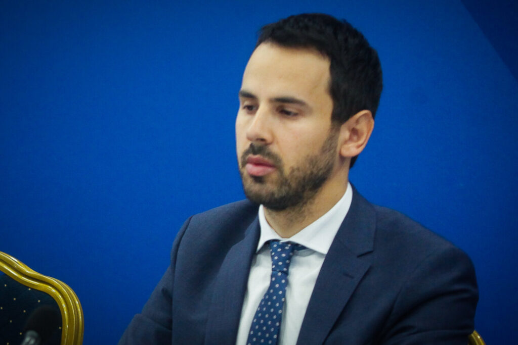 Νίκος Ρωμανός: «Ο ΣΥΡΙΖΑ έχει καταφέρει να ζαλιστεί από τις αλλεπάλληλες στροφές 180 μοιρών τις οποίες άλλωστε συνηθίζει»