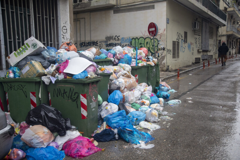 Θεσσαλονίκη:Έκτακτα μέτρα για τα σκουπίδια που «πνίγουν» την πόλη – Ποιοι θα πληρώνουν πρόστιμο