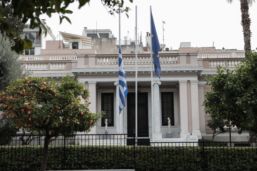 Κυβερνητικές πηγές  για το «όχι» της Ιεράς Συνόδου στα ομόφυλα ζευγάρια: Σεβαστές οι απόψεις της Εκκλησίας – Ουδέν σχόλιο