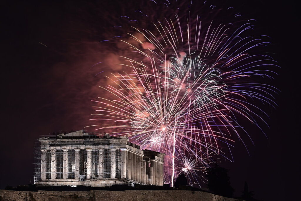 Πρωτοχρονιά: Με πυροτεχνήματα και γιορτές υποδεχτήκαμε το 2024 – Καλή χρονιά