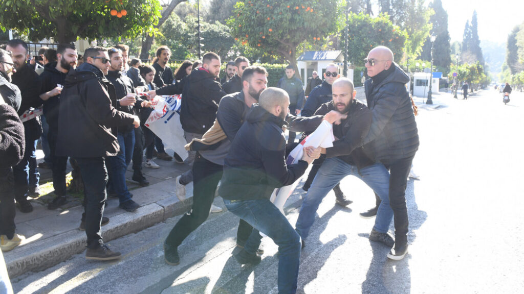 Φοιτητές: Διαμαρτυρία  έξω από το Μαξίμου και ένταση με τα ΜΑΤ (εικόνες&βίντεο)