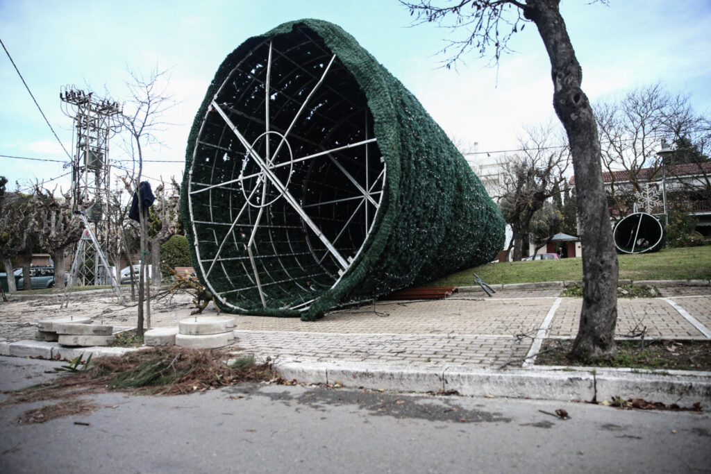 Ζημιές σε Αττική , Θεσσαλονίκη Πελοπόννησο από την κακοκαιρία – Πτώσεις δένδρων , ανεμοστρόβιλος και αναποδογυρισμένα αυτοκίνητα (εικόνες&βίντεο)