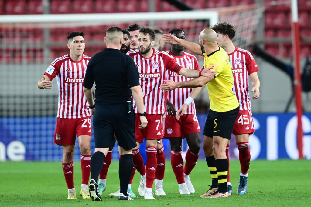 Ολυμπιακός – ΑΕΚ 1-2: ‘Εντονες διαμαρτυρίες των Ερυθρόλευκων για τη διαιτησία