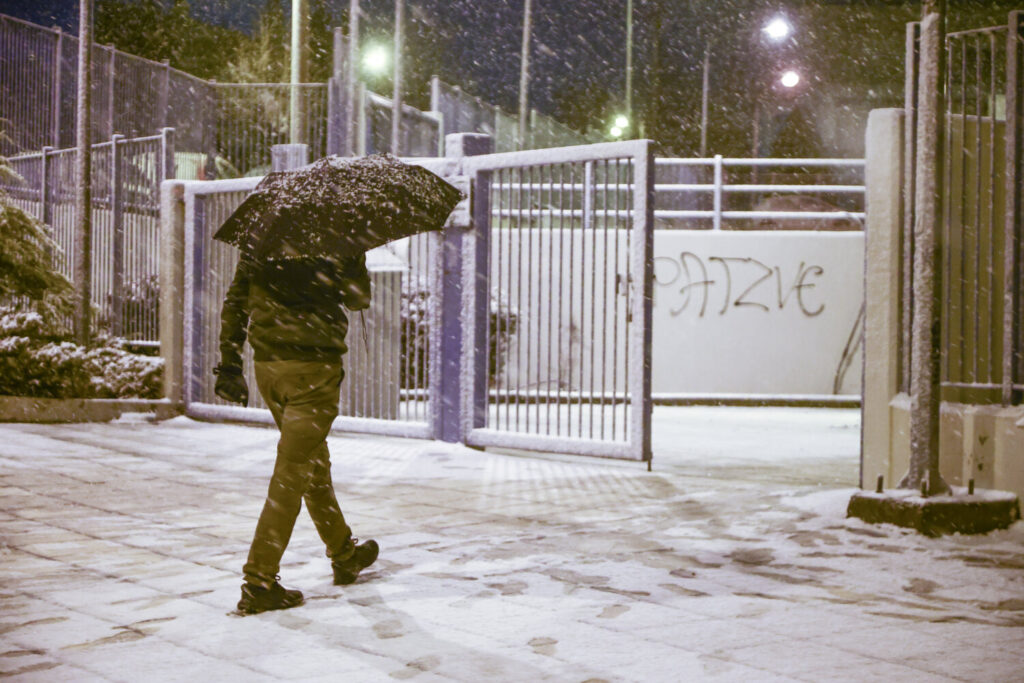 Κακοκαιρία: Κομμένη στα δύο η χώρα – Χιονίζει στη Θεσσαλονίκη – Κλειστοί δρόμοι – Απαγόρευση κυκλοφορίας φορτηγών (εικόνες&βίντεο))