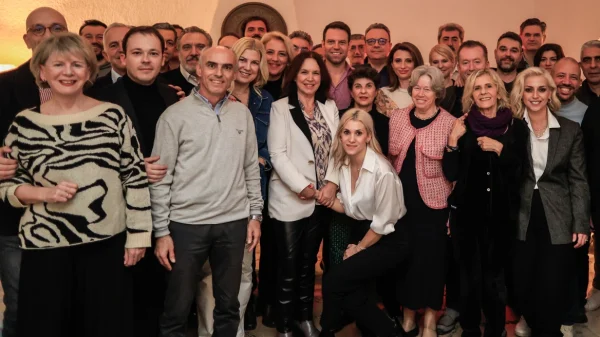 Σπέτσες: Η φωτογραφία των βουλευτών του ΣΥΡΙΖΑ από το σπίτι του Κασσελάκη – Οι δηλώσεις  – Οι παρουσιάσεις