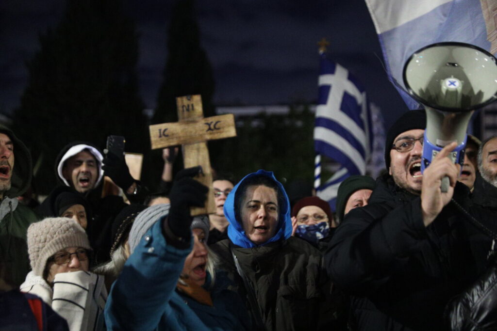 Σύνταγμα: Συγκέντρωση διαμαρτυρίας κατά του γάμου των ομόφυλων ζευγαριών  – Εικόνες