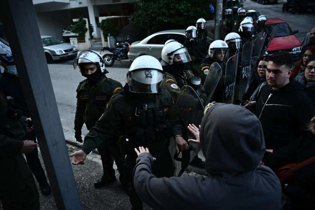 Ζωγράφου: Επεισόδια με δακρυγόνα στην έξωση της Ιωάννας Κολοβου – Την συνέλαβαν