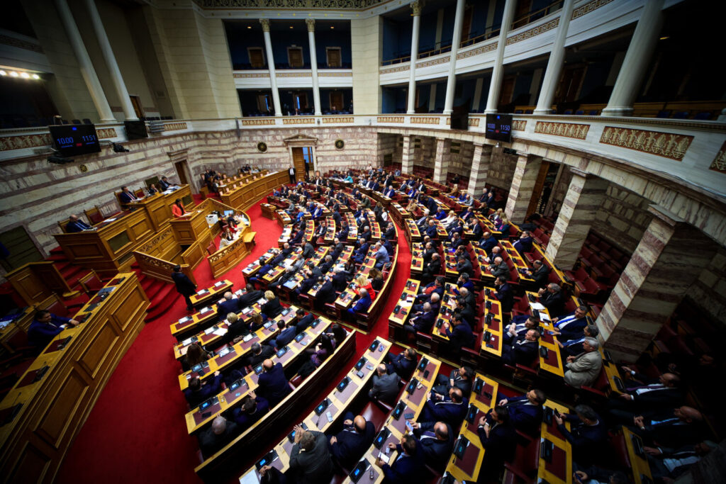 Επιστολική ψήφος: Πέρασε το νομοσχέδιο με 158 ψήφους – Απορρίφθηκε η τροπολογία για τις Εθνικές Εκλογές
