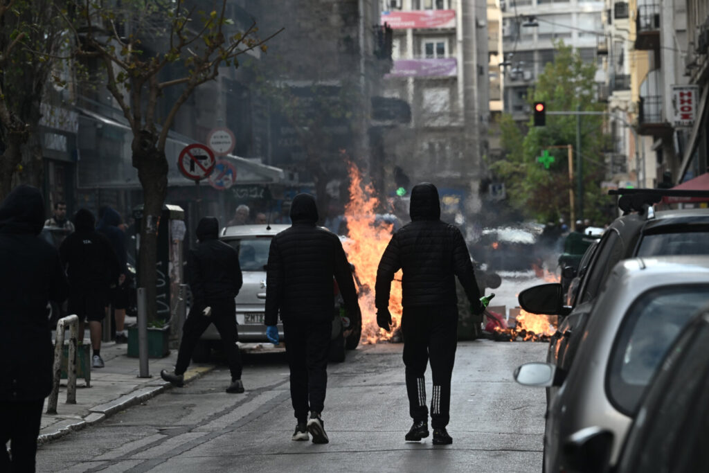 Επεισόδια στην Πατησίων μετά το πανεκπαιδευτικό συλλαλητήριο Έσπασαν μαγαζιά , έβαλαν φωτιά σε κάδους