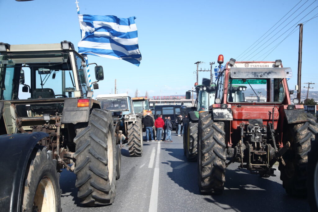 Κλιμακώνονται οι κινητοποιήσεις των αγροτών – Σύσκεψη στο Μαξίμου