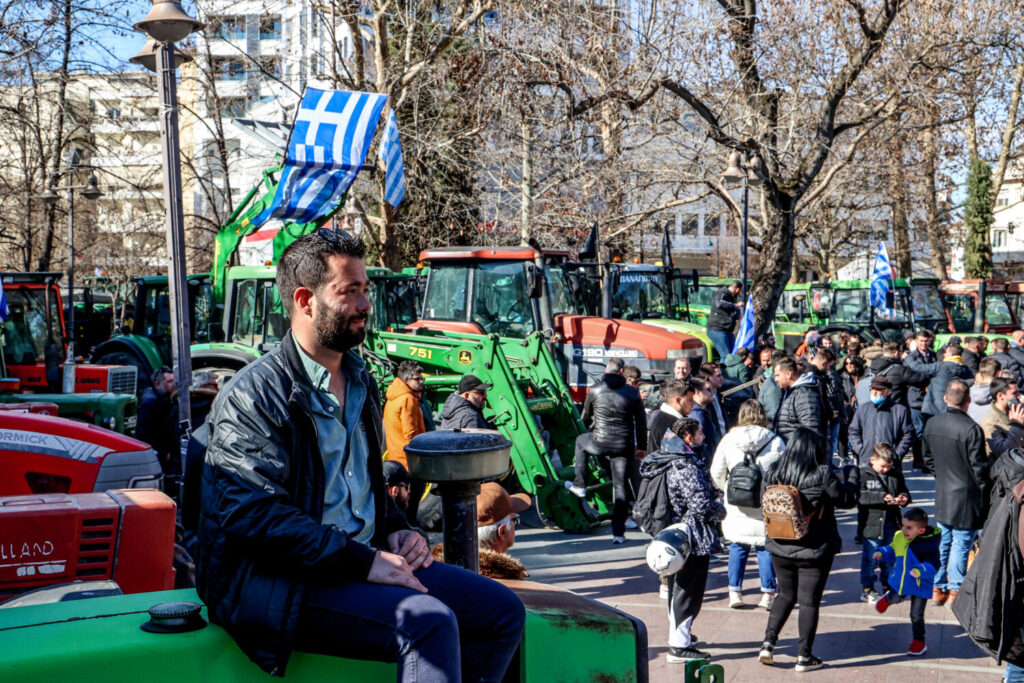 Στην πλατεία της Λάρισας οι αγρότες: Αύριο το μεγάλο συλλαλητήριο! – «Είμαστε σκασμένοι…» (εικόνες&βίντεο)