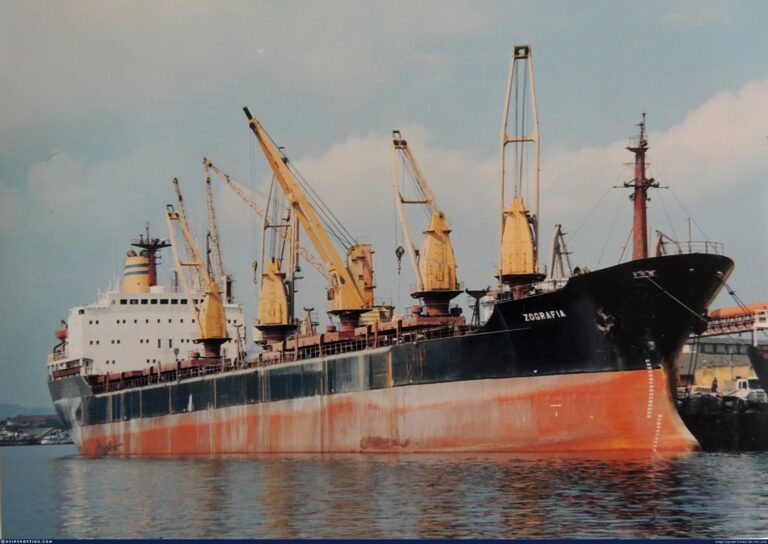 Ελληνόκτητο πλοίο χτυπήθηκε από πύραυλο στην Ερυθρά θάλασσα – Σώα τα 24 μέλη του πληρώματος – Μικρές οι ζημιές