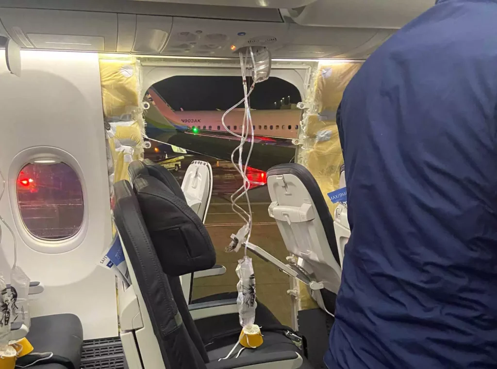 Τρόμος σε πτήση της Alaska Airlines: Αποκολλήθηκε παράθυρο στον αέρα (εικόνες& βίντεο)